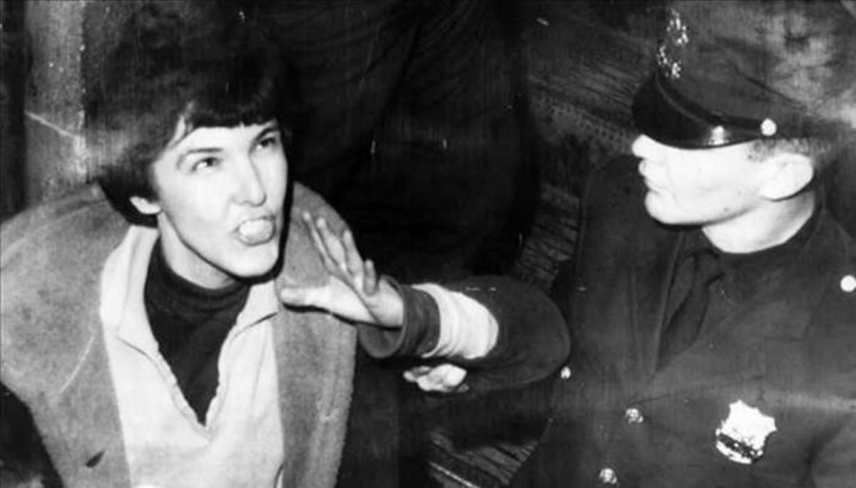 Valérie Solanas, detenida por la policía. Valérie Solanas, detenida por la policía.