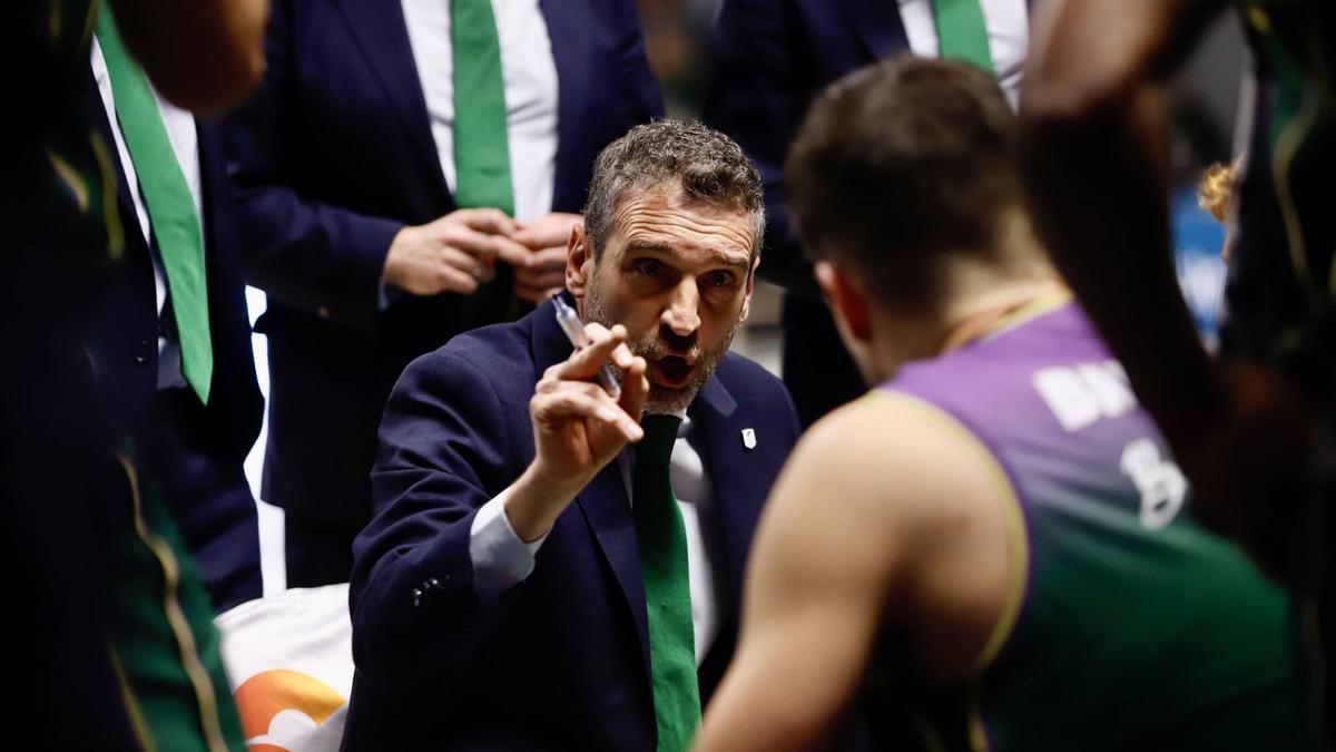 Ibon Navarro se dirige a sus jugadores en un tiempo muerto del Unicaja-Joventut.