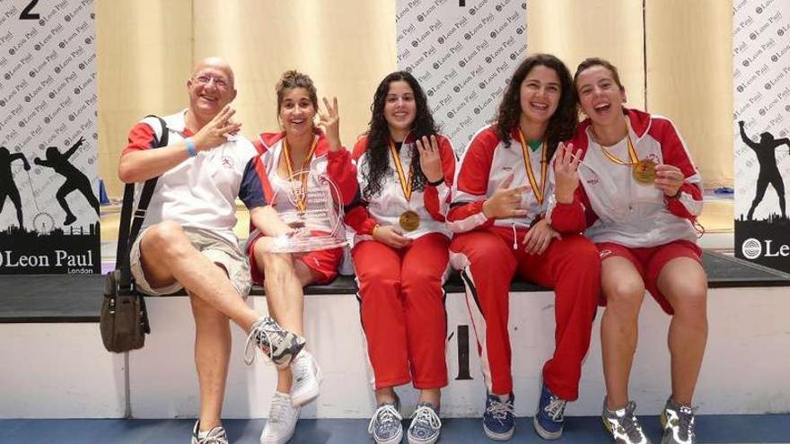 Las integrantes del equipo femenino de El Olivo, en el podio.