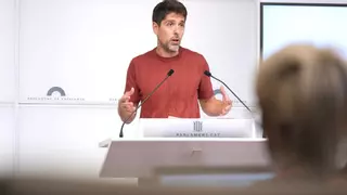 Comuns y CUP avalan que cualquier funcionario pueda optar a liderar la plantilla del Parlament si esto permite acabar con los "privilegios" de los interinos