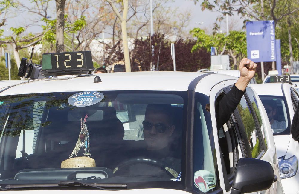 Protesta de los taxistas en Castelló contra Uber