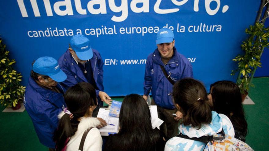 Voluntarios de la campaña por la Capitalidad Cultural informando a viandantes en 2010.