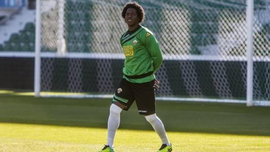 Carlos Sánchez, durante un entrenamiento en el estadio Martínez Valero.