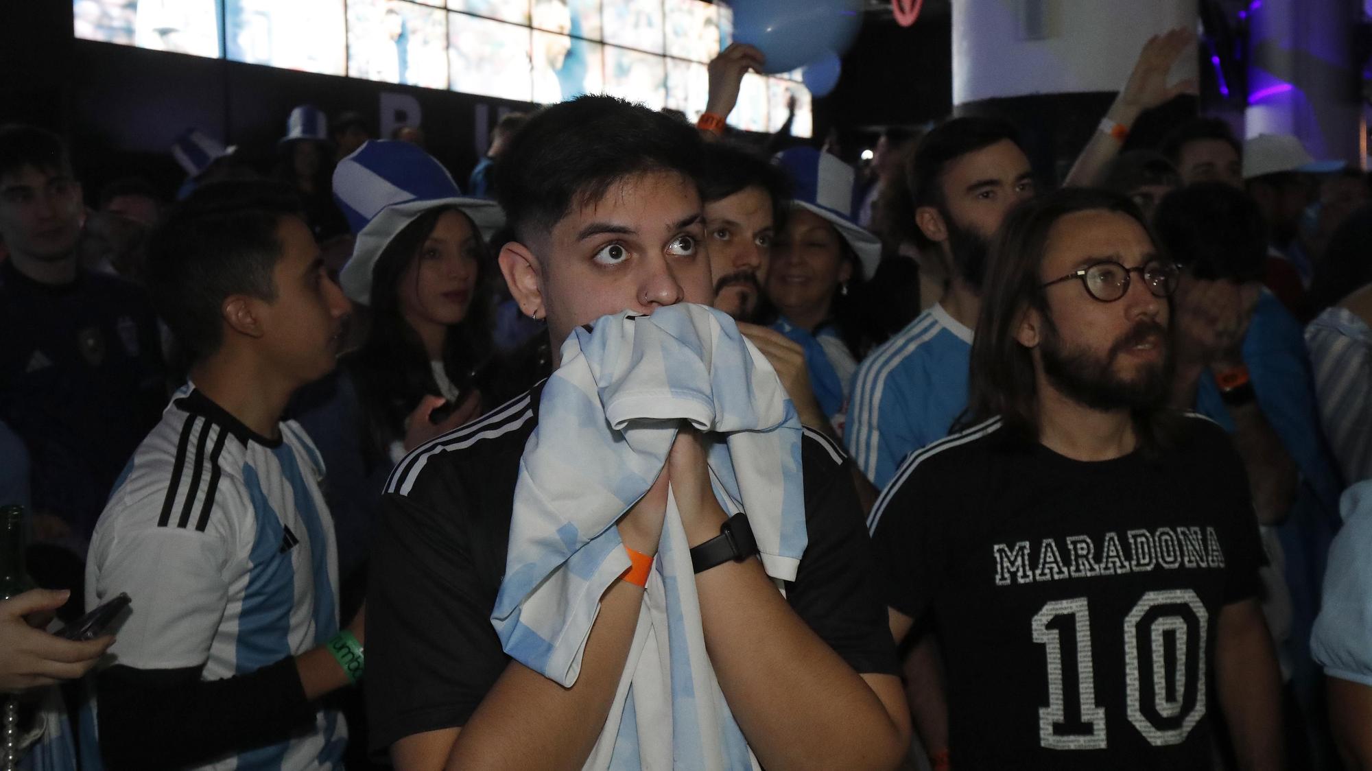 La afición argentina sigue en València el partido de la final del Mundial de Catar contra Francia