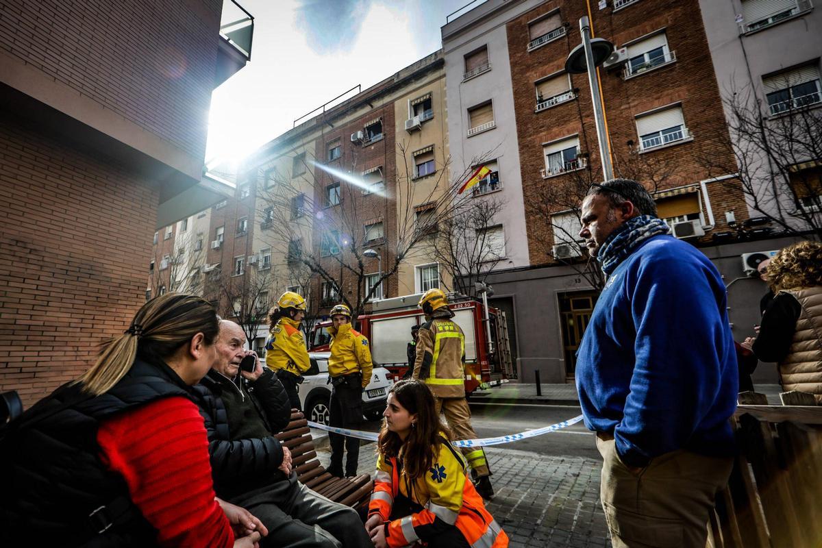 El SEM atiende a los vecinos afectados por el derrumbe de la calle Canigó de Badalona, el mismo día del accidente