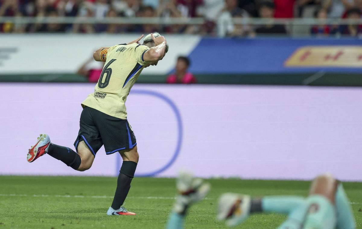 Gavi corre a celebrar el 3-6 tras un zurdazo en el área.