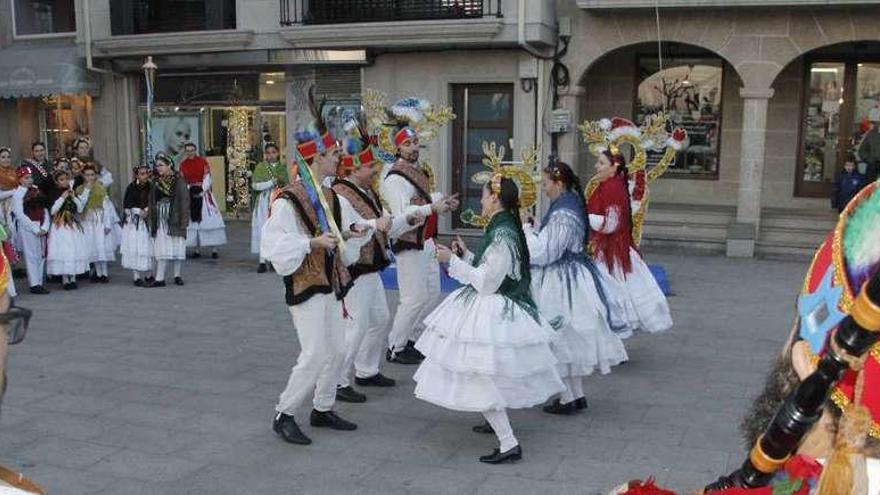Un momento de la Danza de Reis, de la agrupación Lembranzas da Ría, en la Praza da Constitución de Cangas. // Santos Álvarez