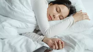“No puedo dormir sin taparme… aunque haga 30 grados”: el extraño (pero común) hábito que tiene explicación científica