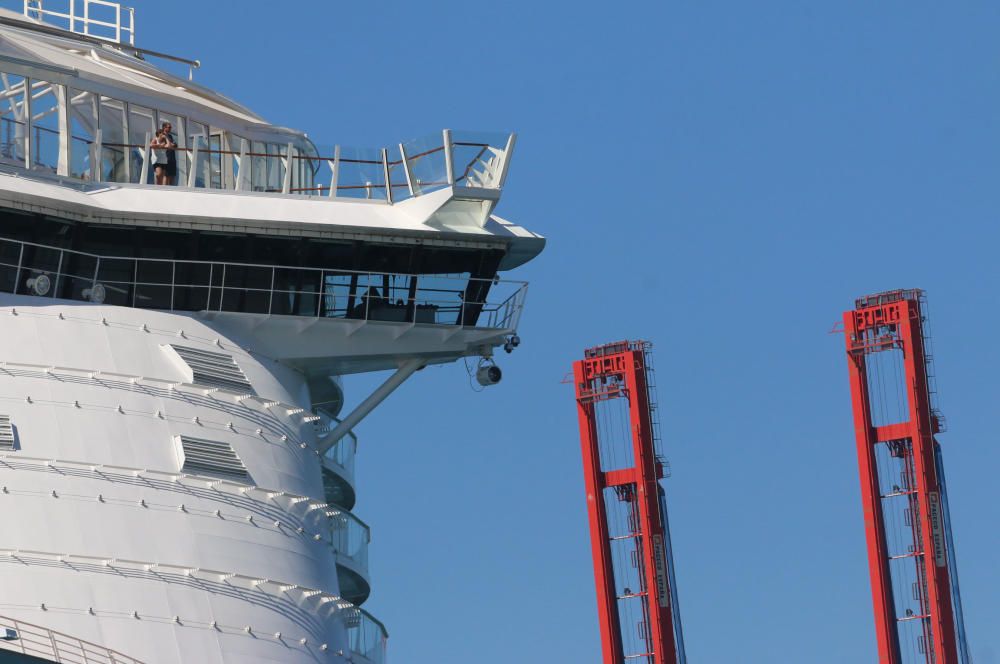 El crucero más grande del mundo, al igual que el Oasis y el Allure of the Seas, visita la capital de la Costa del Sol en una escala de diez horas.