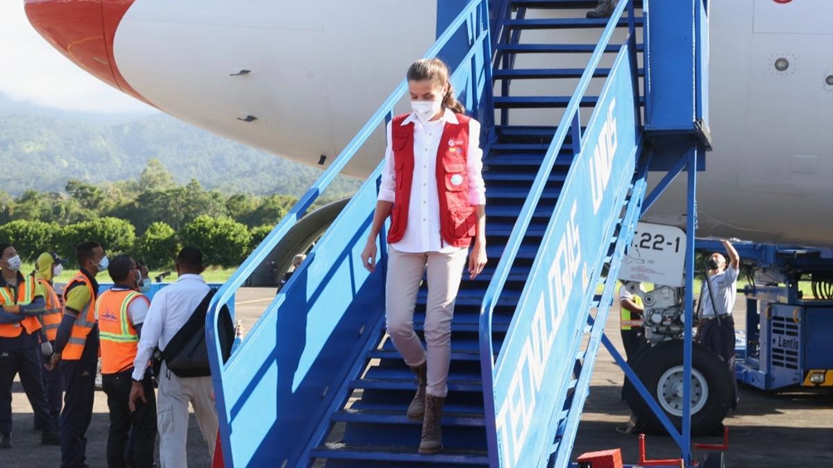 La reina Letizia ha llevado en su viaje a Honduras una camisa blanca con lazo que afina la cintura y sienta genial a todas