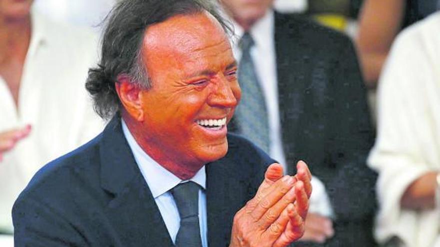 Julio Iglesias sale en defensa de Isabel