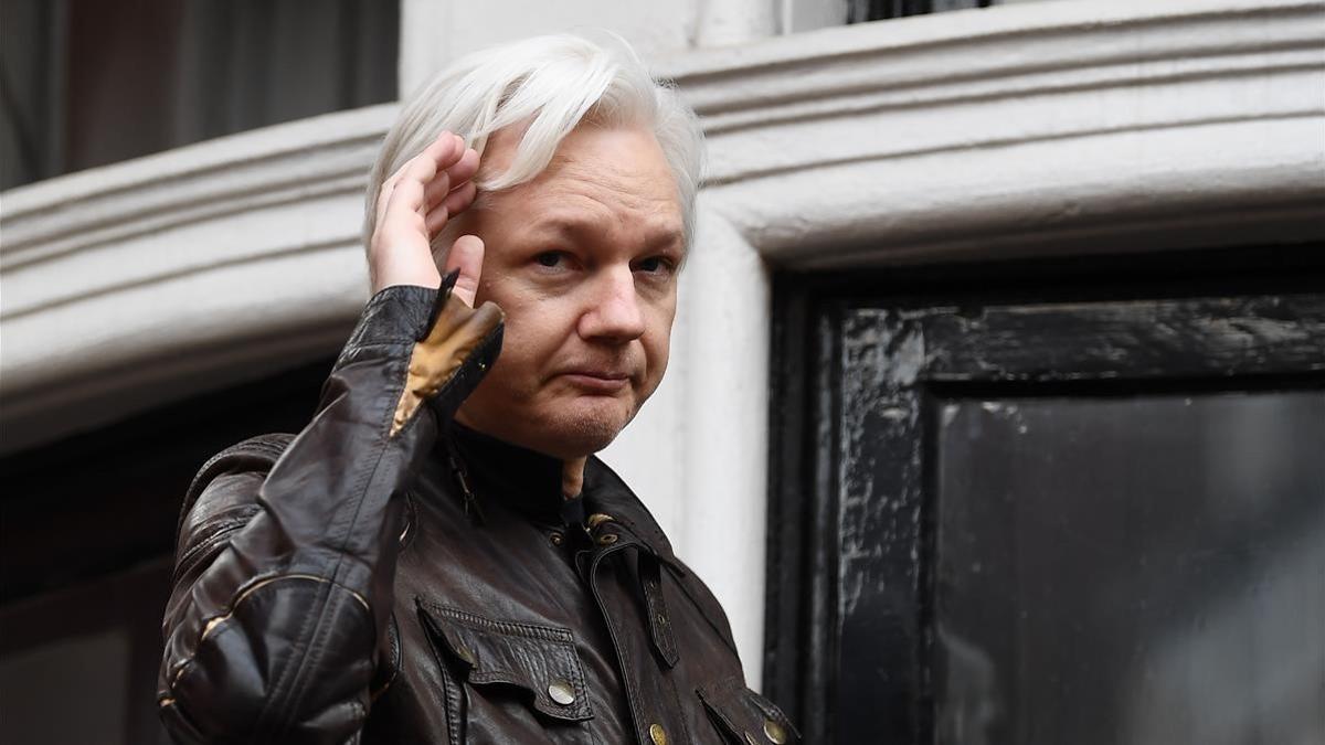 Assange, tras dirigirse a los medios desde un balcón de la embajada de Ecuador en Londres, el 19 de mayo del 2017.