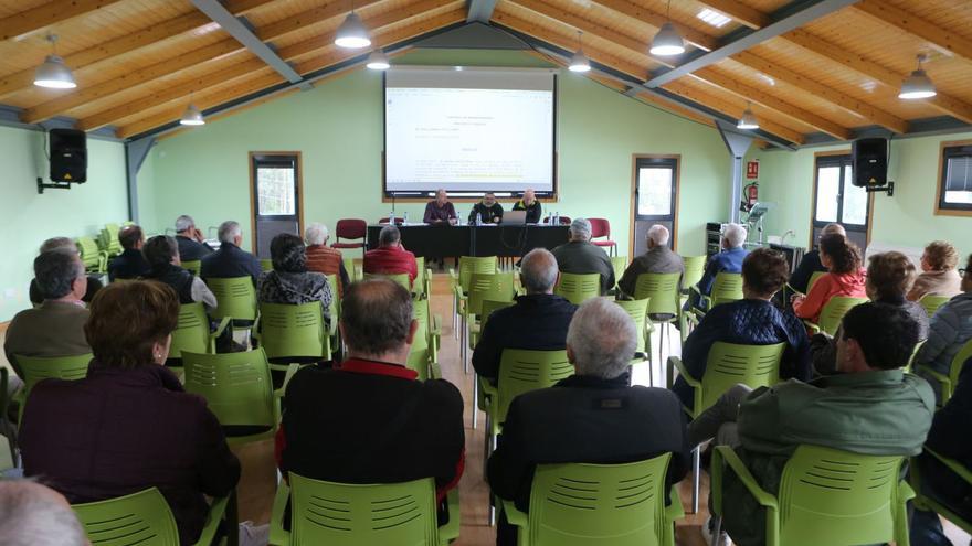 Un momento de la asamblea de ayer de la Comunidad de Montes de Domaio celebrada en el local social de Os Currás.