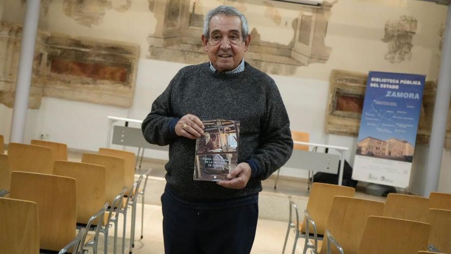 Ricardo López Serrano con el ejemplar en la Biblioteca antes de comenzar el acto. | J.L. Fernández