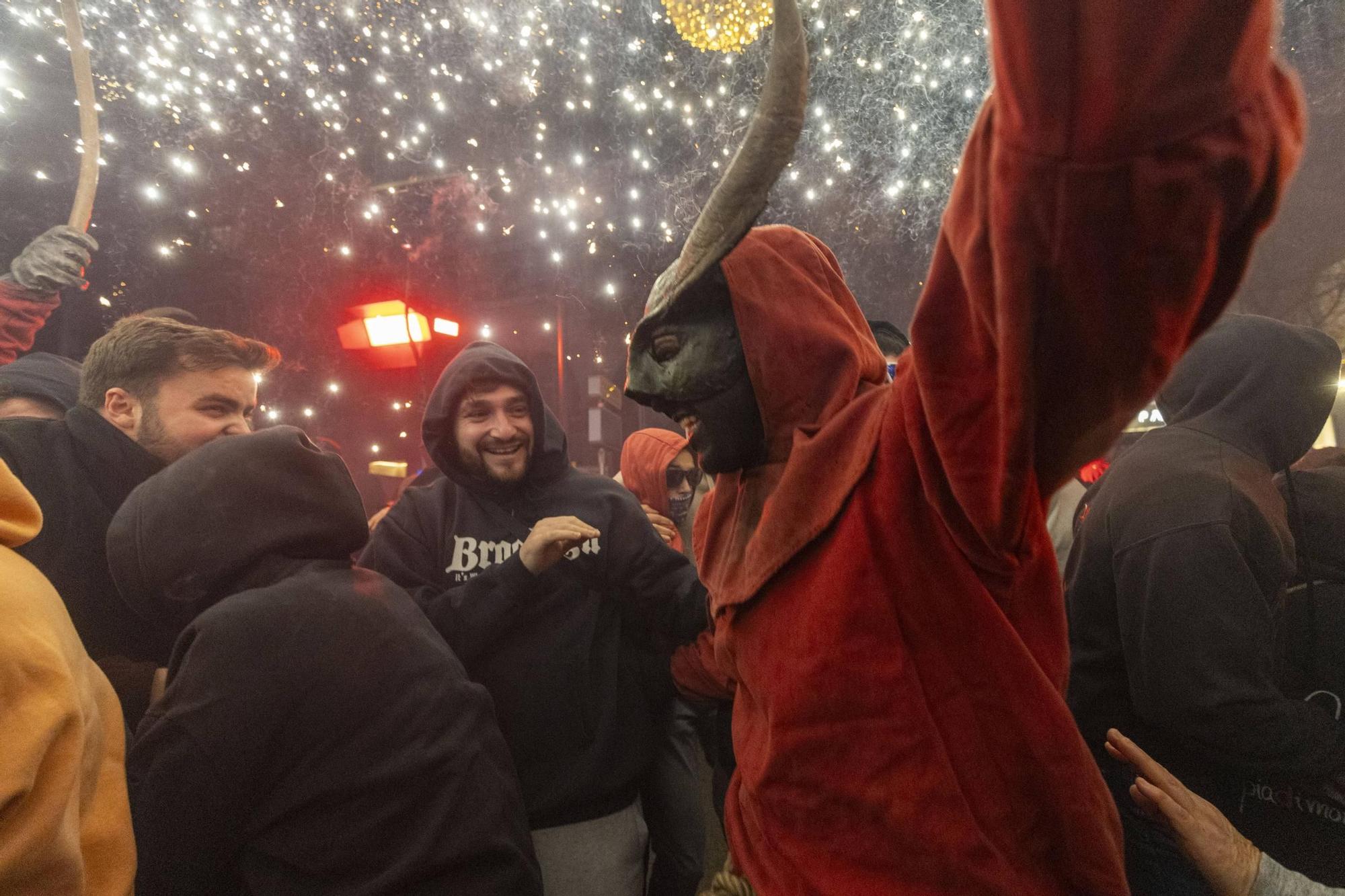 FOTOS | Palma dice adiós a las fiestas de Sant Sebastià con un Correfoc que sigue encandilando