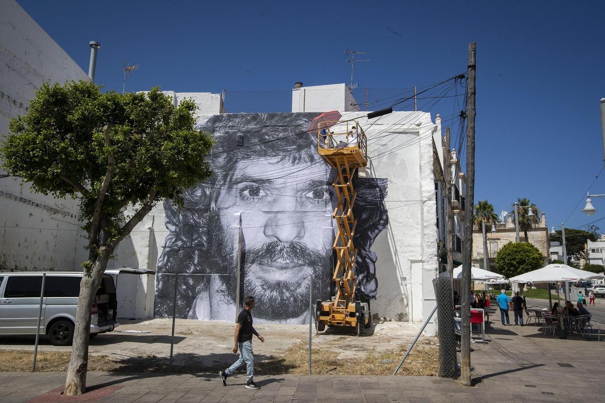 Mural gigante de diez por diez metros con una foto de Camarón de la Isla realizada por Joaquín Hernández, &quot;Kiki&quot;, en San Fernando (Cádiz).