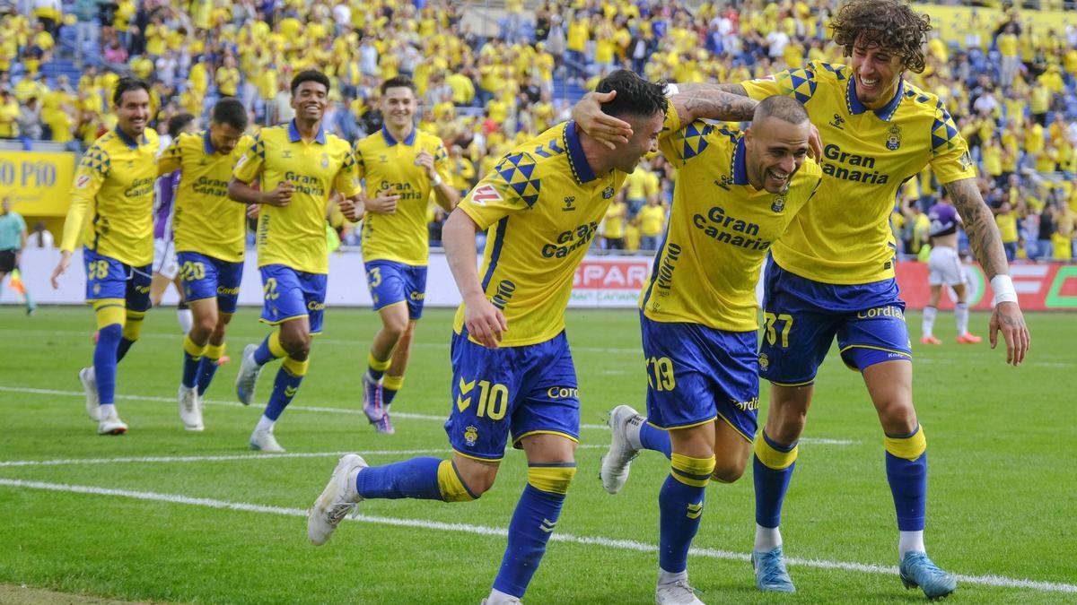 Moleiro, Sandro y Fábio Silva celebran el gol del ‘19’ amarillo ante el Valladolid en el estadio de Gran Canaria.