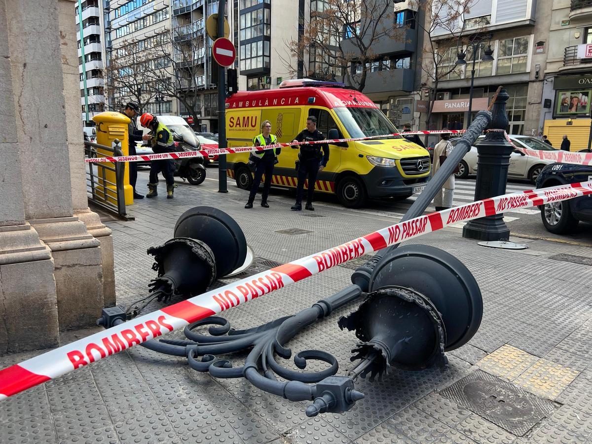 Cae una farola en el centro de València y deja al menos un herido
