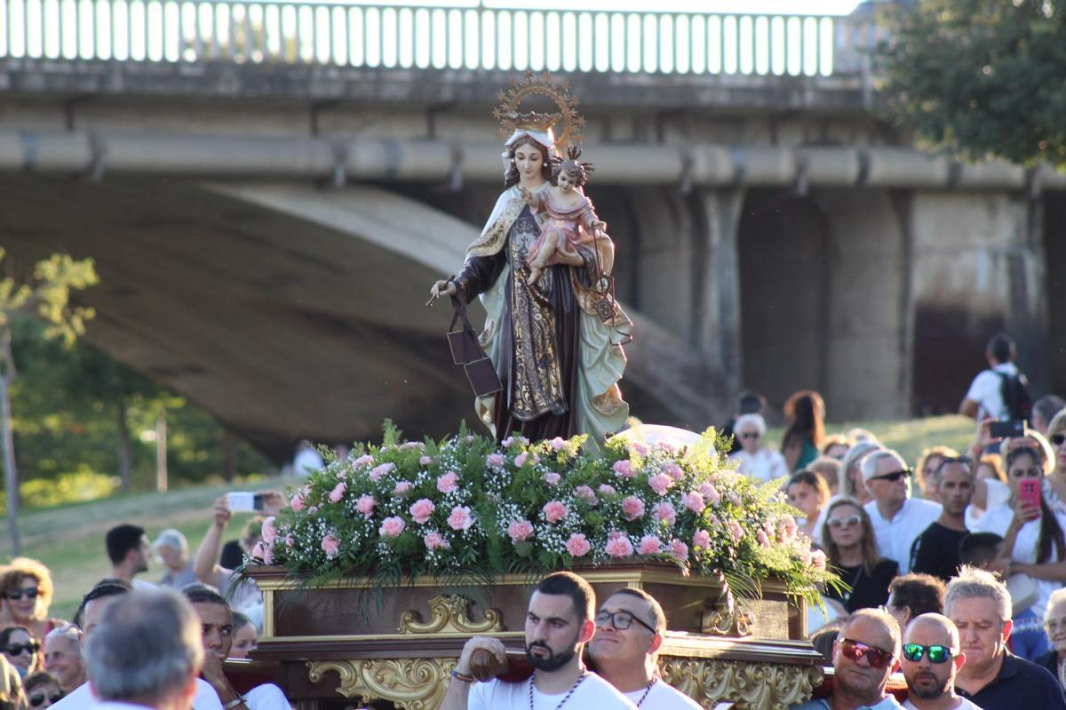 FOTOGALERÍA | La Virgen del Carmen surca el río Guadiana en Badajoz: "Ellas son las que reman y las que de verdad la guían"