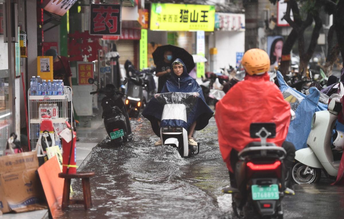Haikou (China), 20/07/2025.- People drive motorbikes through a flooded area in Haikou, Hainan Province, China, 20 July 2025. Typhoon Wipha, the sixth typhoon of the year, made landfall near Jiangmen City in south Chinas Guangdong Province around 5:50 p.m., according to the Guangdong provincial meteorological observatory. Hainan raised its emergency response for flood and typhoon control from Level IV to Level III, as strong winds and rainstorms are expected to impact the island province. EFE/EPA/XINHUA / Yang Guanyu CHINA OUT / UK AND IRELAND OUT / MANDATORY CREDIT EDITORIAL USE ONLY. CHINA OUT / UK AND IRELAND OUT  /       MANDATORY CREDIT EDITORIAL USE ONLY