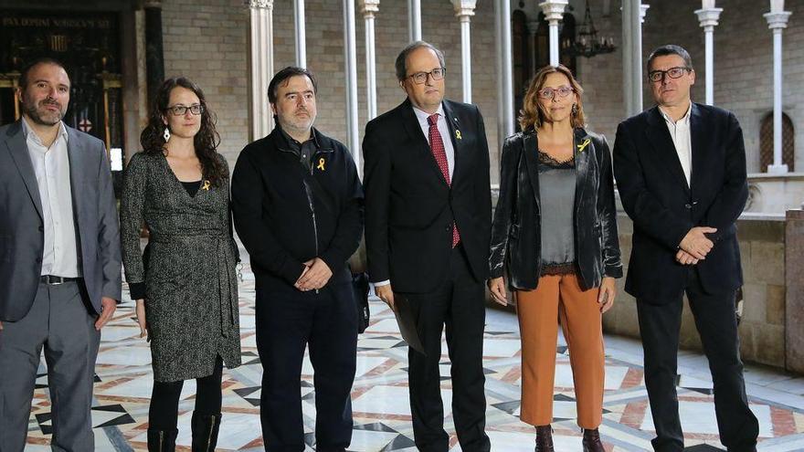 Els membres de la Sindicatura Electoral de l&#039;1-O, en una foto amb l&#039;expresident Quim Torra