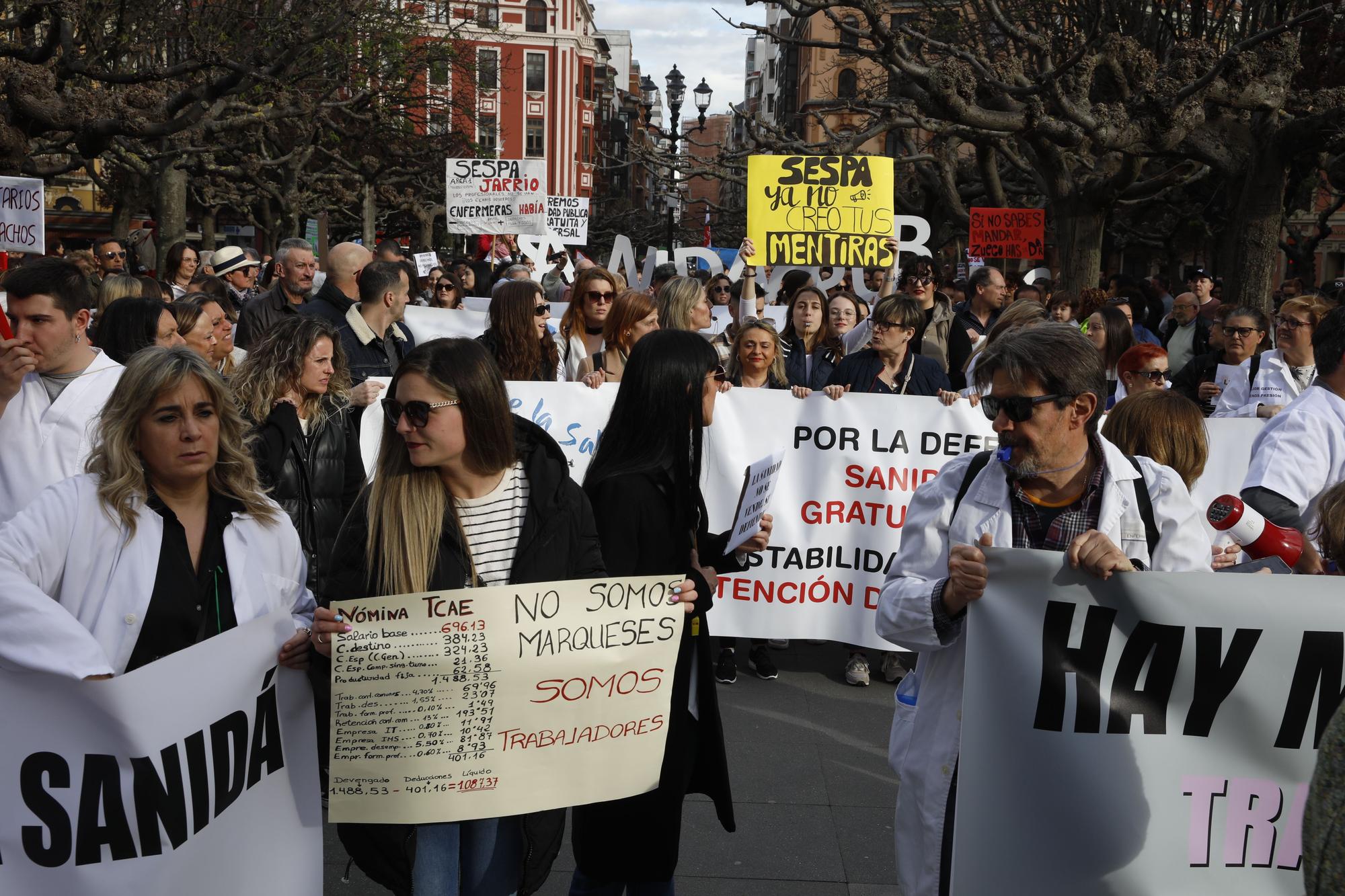 En imágenes: Los sanitarios se manifiestan en Gijón al grito de "no queremos más dinero, queremos mejores condiciones laborales"