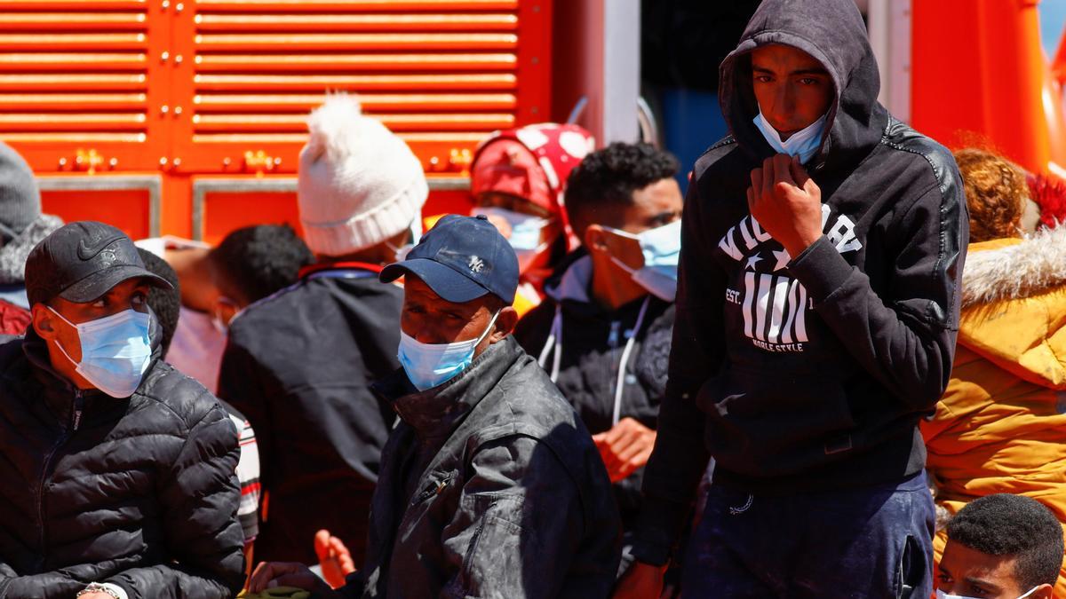 Inmigrantes en la patera traslada hoy la muelle de Arguineguín.