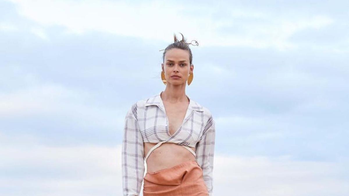 Desfile de Jacquemus en un campo de trigo