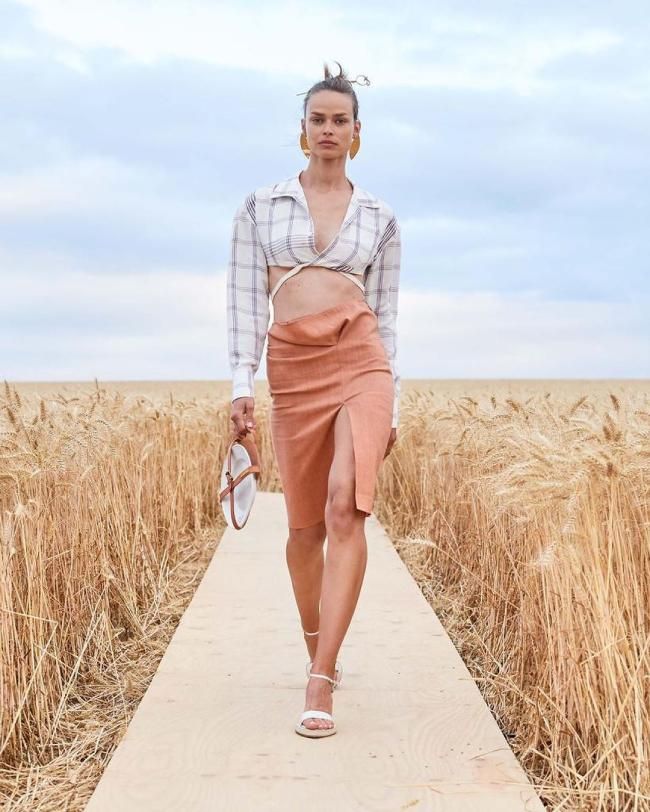 Desfile de Jacquemus en un campo de trigo