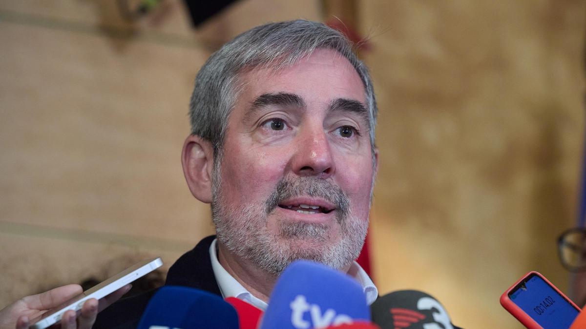 El presidente de Canarias, Fernando Clavijo, ofrece declaraciones a los medios.