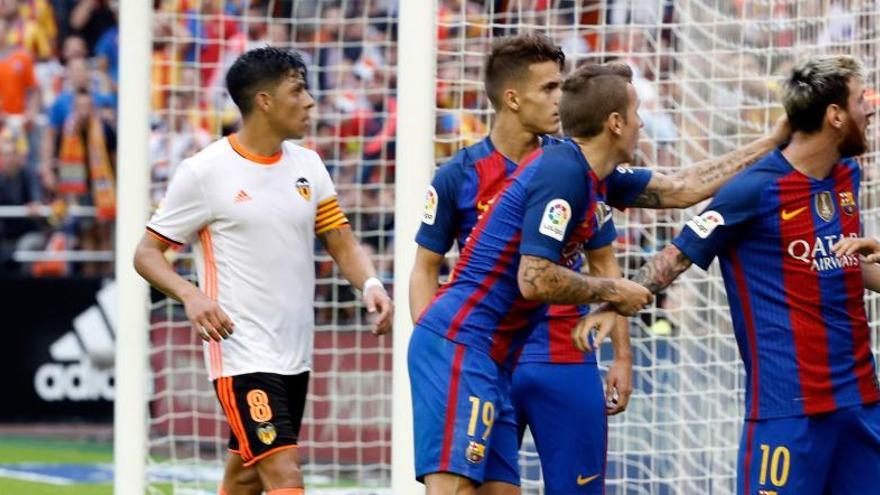 La victòria del Barça de dissabte a Mestalla continua generant molta polèmica