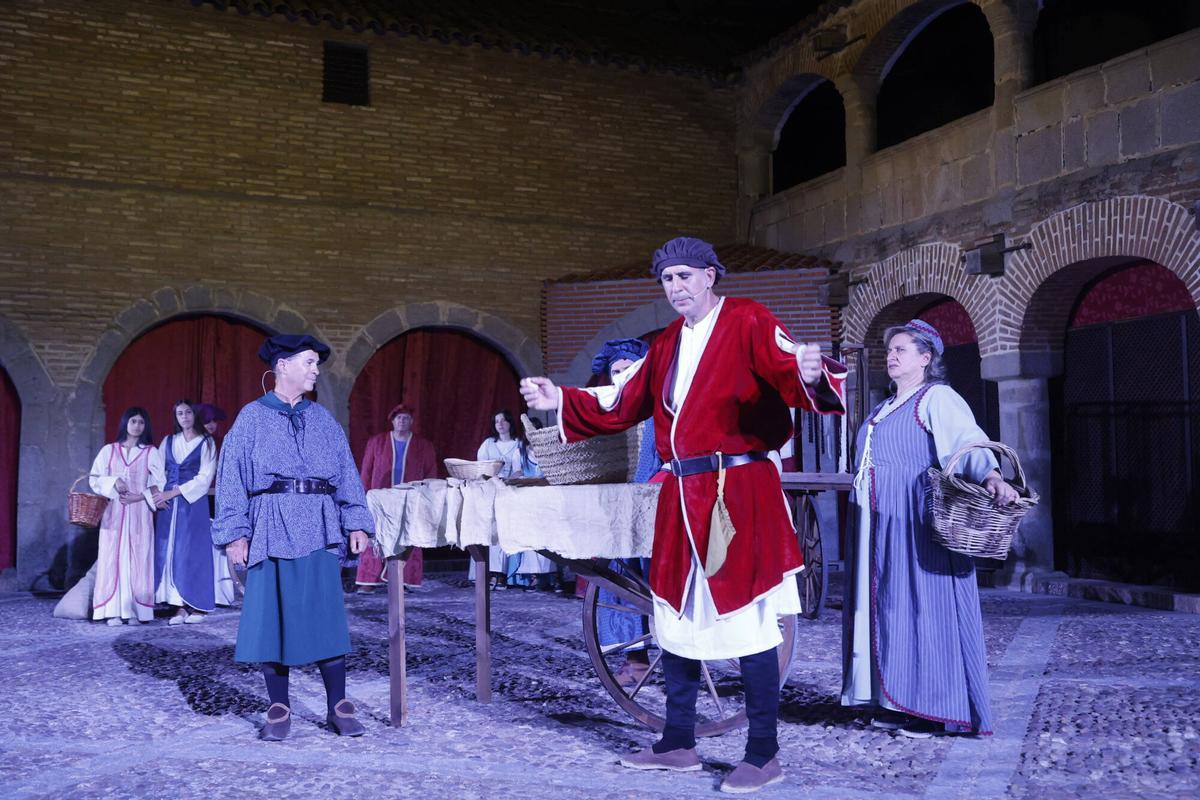 Belalcázar se rinde a 'El halcón y la columna' en el vigésimo aniversario de su primera representación