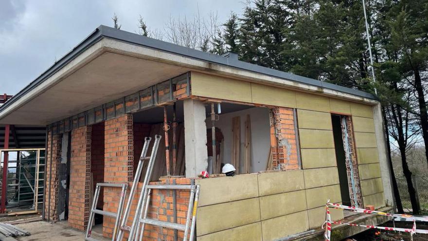 Obras en curso en la nueva edificación en San Xoán de Río.  | // FDV