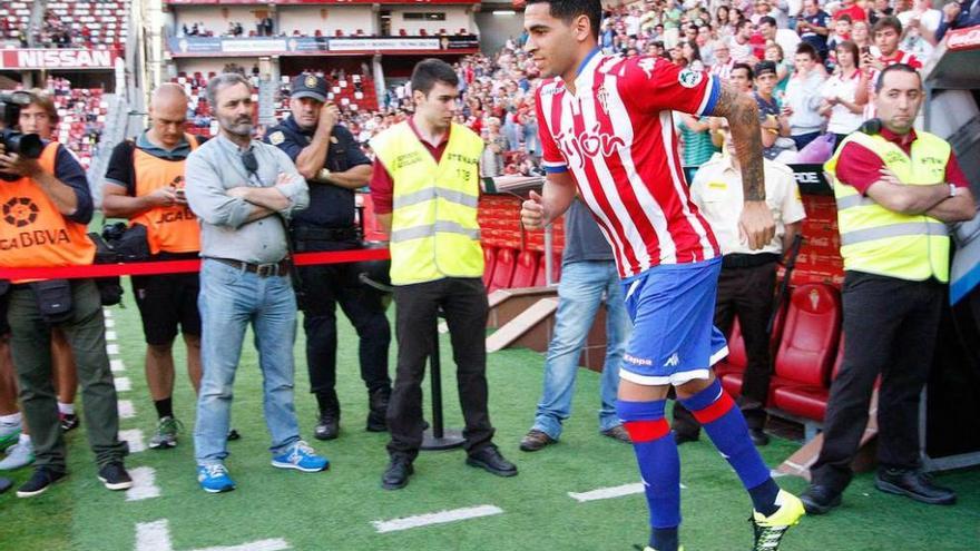 Omar Mascarell, sonriente, pisa por primera vez el césped de El Molinón.