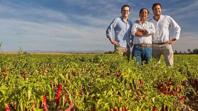La familia Oliva en un campo de pimientos. | FOTOS: CASA GOURMET