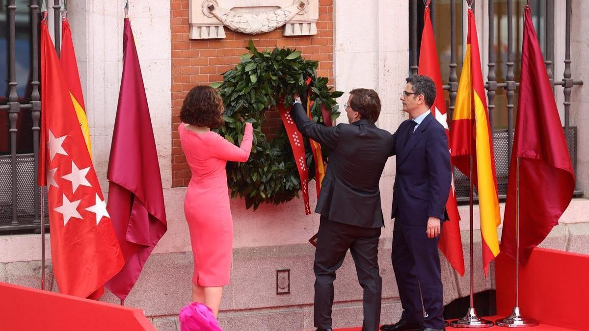 Ayuso, Almeida y Bolaños, el Dos de Mayo del año pasado, en el acto de la Puerta del Sol.