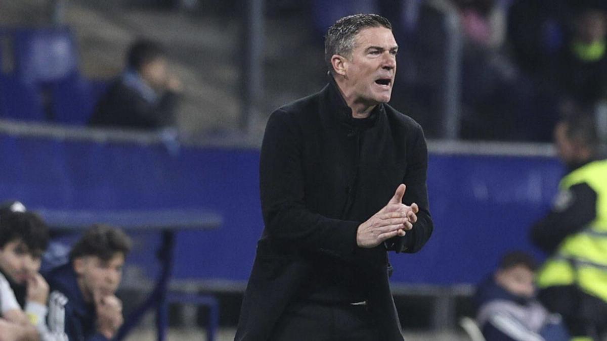 Luis Carrión da instrucciones durante un partido en el Tartiere. | Irma Collín