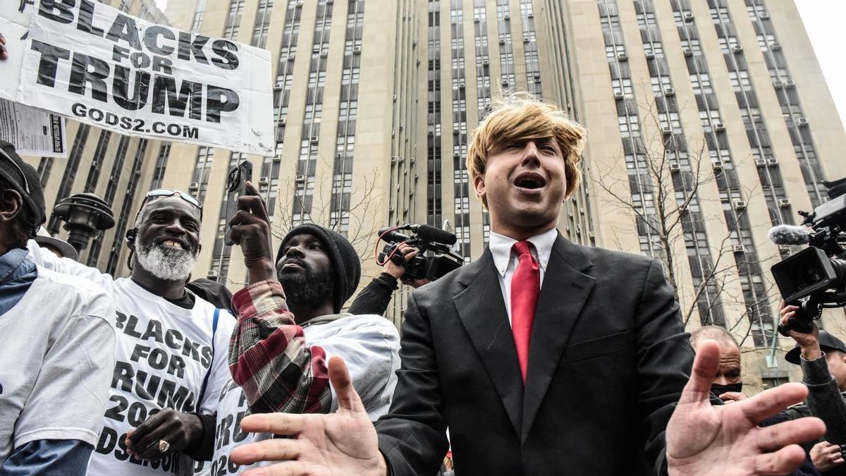Manifestación a favor de Trump en Nueva York. En la pancarta se lee: negros a favor de Trump.