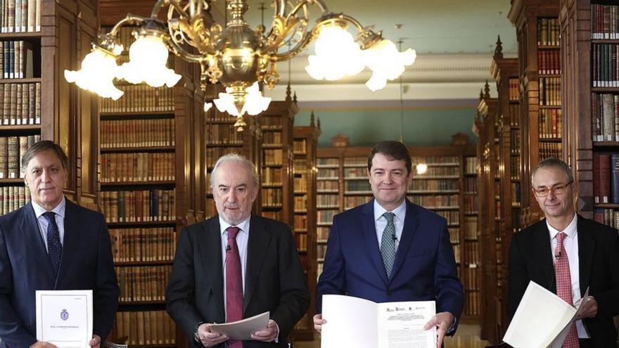 El presidente  Alfonso Fernández Mañueco, durante la firma del convenio  con el director de la Real Academia Española, Santiago Muñoz Machado; el rector de la USAL, Ricardo Rivero, y el alcalde de Salamanca, Carlos García. | Ical