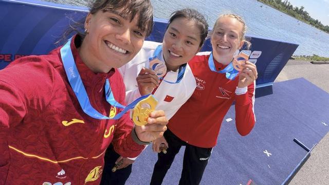 Por la izquierda, Sara Ouzande con su medalla de oro en K-1 200, Mengdie Yin con la de plata y Frederikke Moercke con la de bronce, en Montreal (Canadá). |