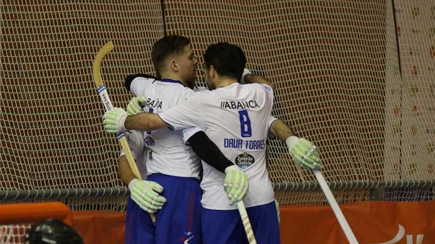 Los jugadores del Liceo celebran uno de los goles ante el Lloret