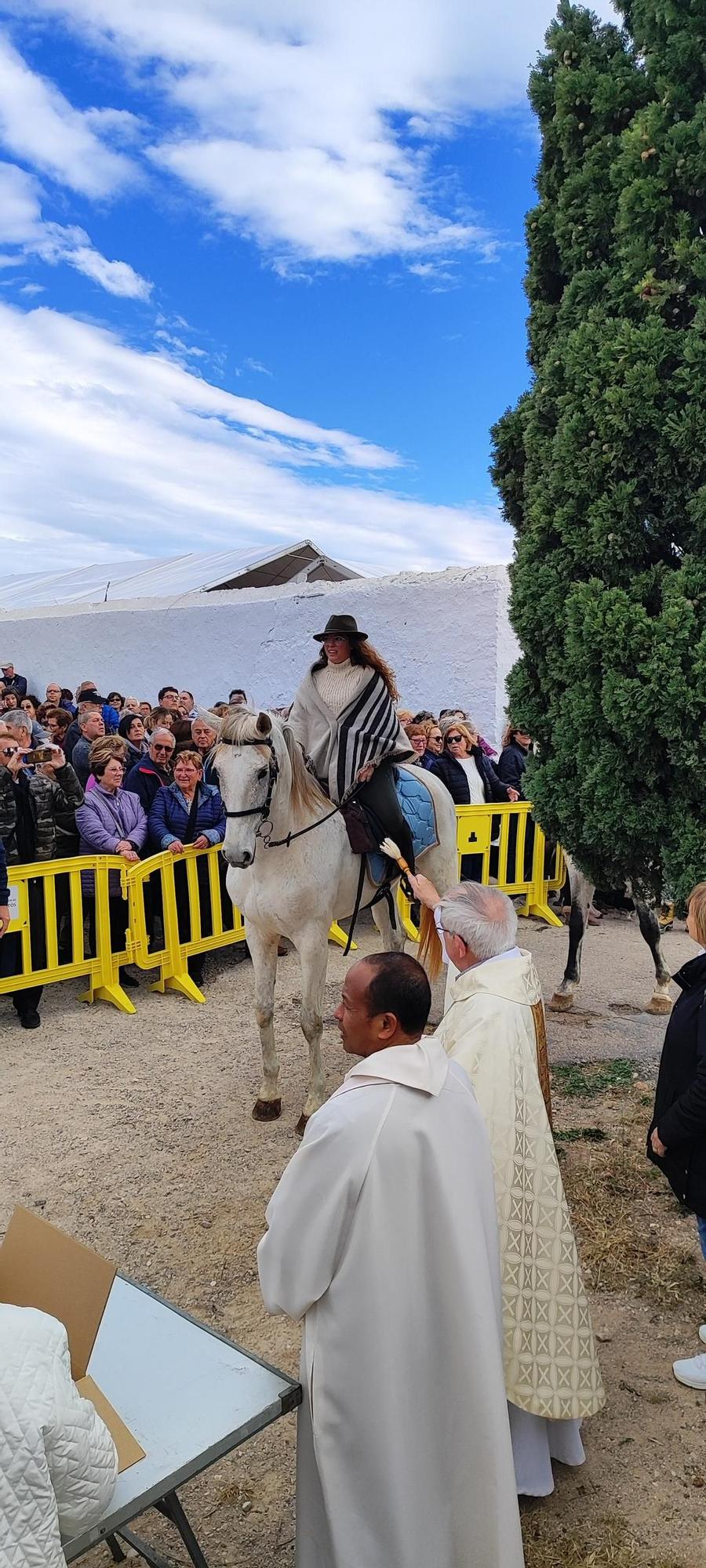 Vinaròs honra a Sant Antoni con una jornada vecinal en la ermita