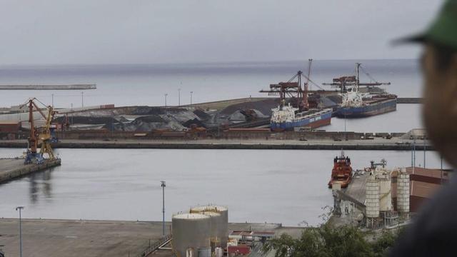 Un vecino observa El Musel, con la terminal Ebhisa al fondo.