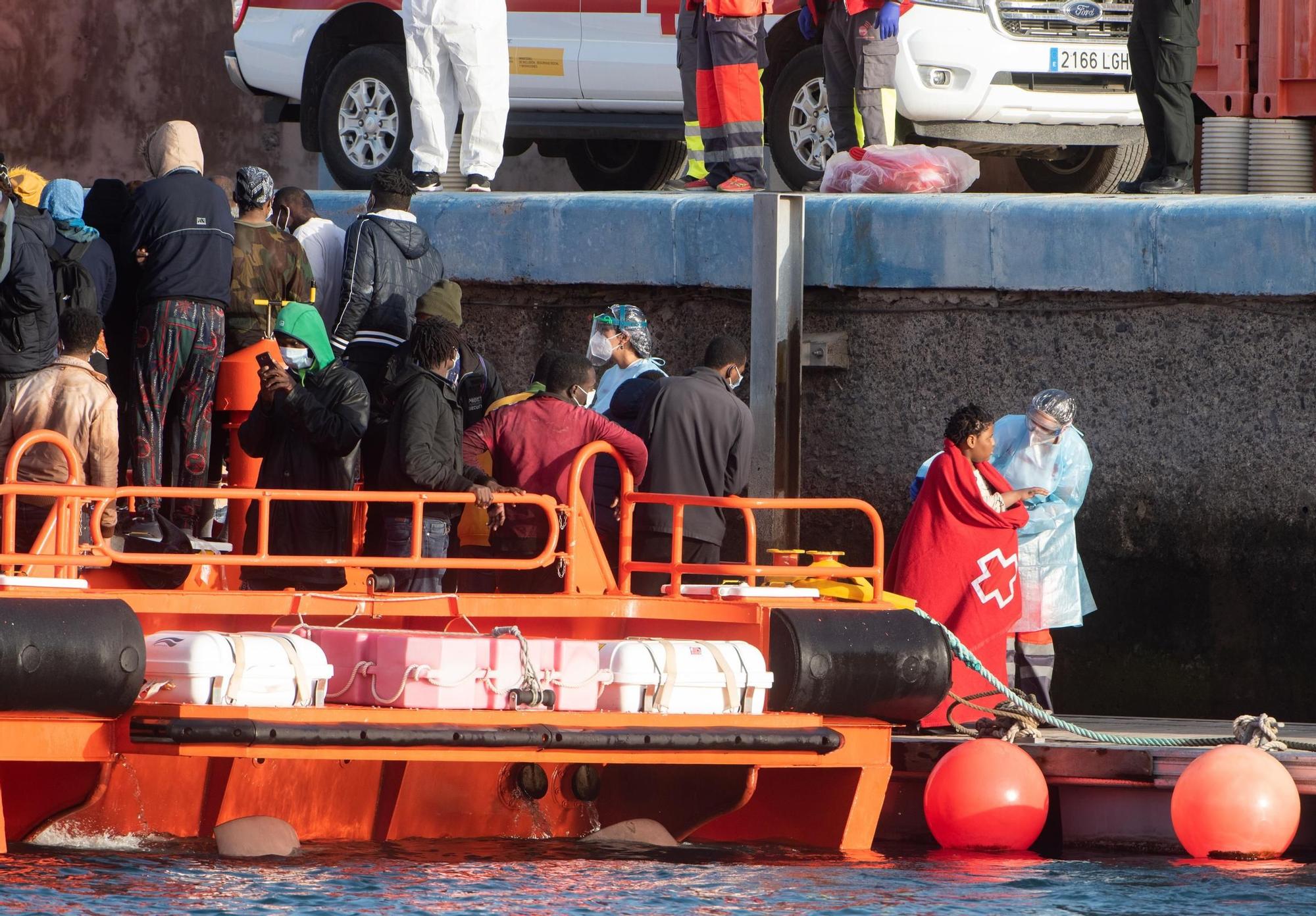 Salvamento rescata a un bebé nacido en una lancha a 44 kilómetros de Canarias