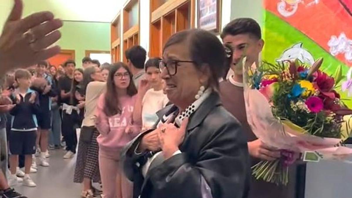 Celia recibe los aplausos, los abrazos y un ramo de flores de alumnos y profesores de Calasancias.