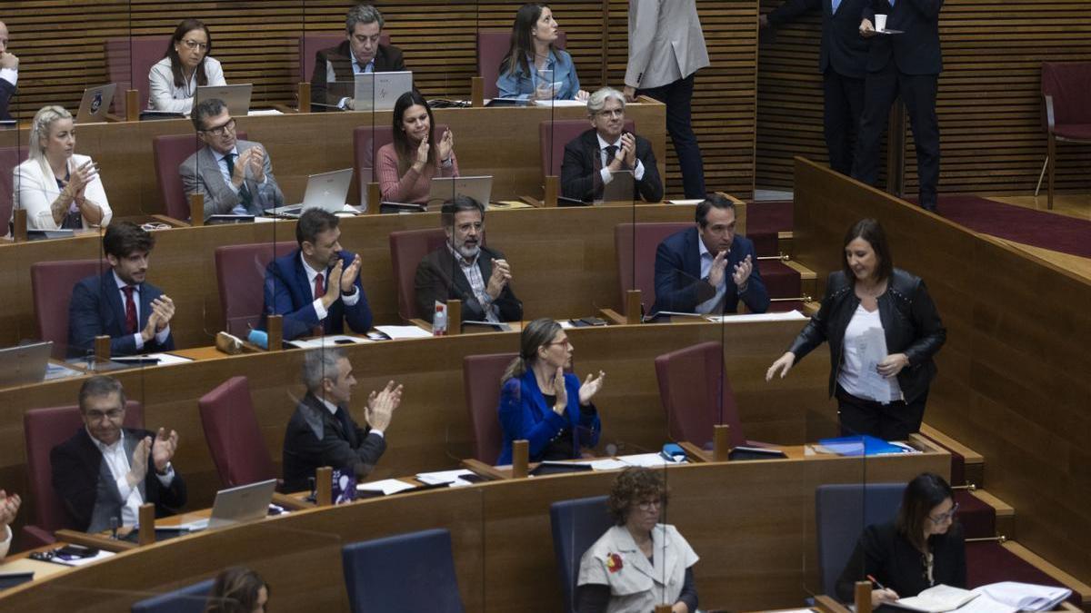 Catalá recibe el aplauso de la bancada del PP.