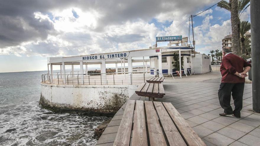 Kiosco el Tintero amenazado por una orden de demolición de Costas  en la playa del Cura.  | TONY SEVILLA