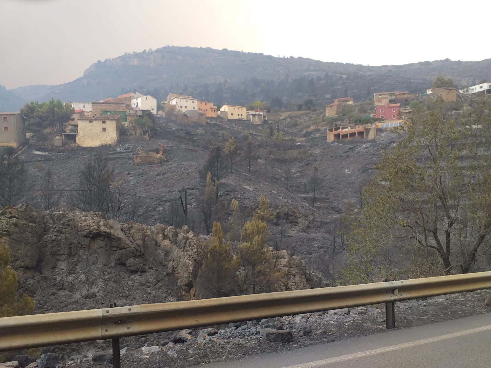 Así se encuentran las calles de Bejís tras ser evacuado por el incendio