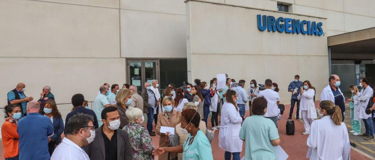 Concentración de sanitarios en el Hospital de Torrevieja. | TONY SEVILLA