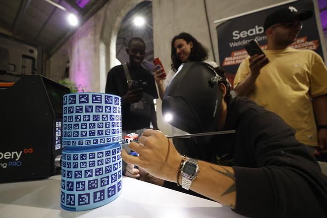 Robots, realidad virtual y la búsqueda de salidas laborales protagonizan en Oviedo la feria de empleo "Fábrica de Futuro", en imágenes